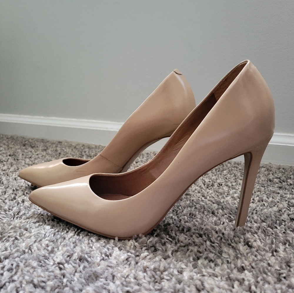 Sz. 8.5 Steve Madden Blush Patent Pumps